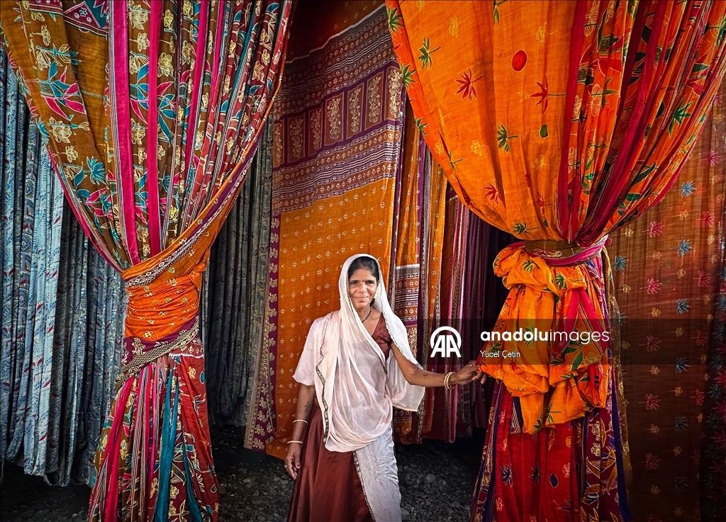 Hindistan'da geleneksel saree kumaşları atölyelerde asırlık yöntemlerle hazırlanıyor