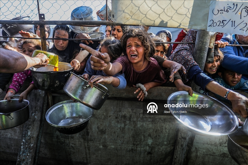 Gazze'de açlıkla mücadele eden Filistinlilere, yemek dağıtıldı