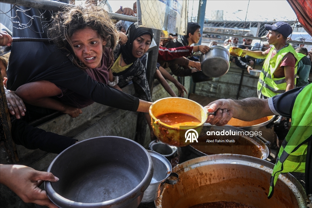 Gazze'de açlıkla mücadele eden Filistinlilere, yemek dağıtıldı