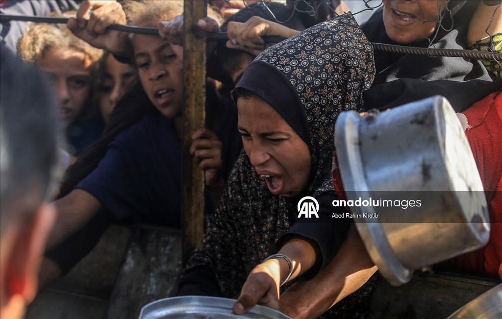 Gazze'de açlıkla mücadele eden Filistinlilere, yemek dağıtıldı