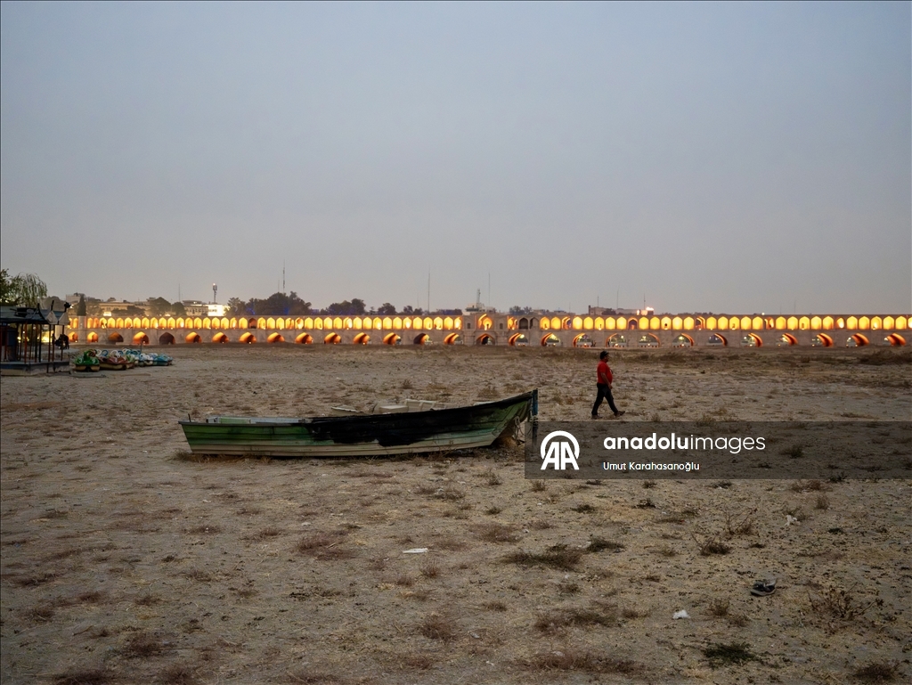 Река Заянде в Иране пересыхает