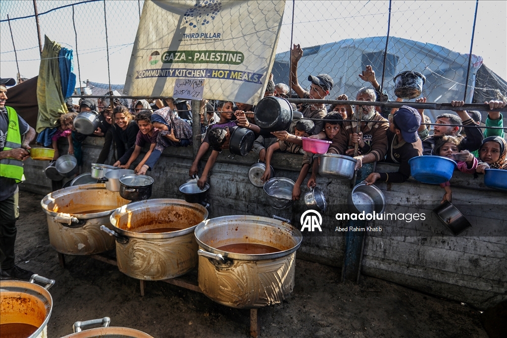 Gazze'de açlıkla mücadele eden Filistinlilere, yemek dağıtıldı
