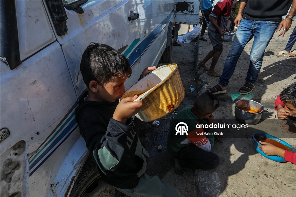 Gazze'de açlıkla mücadele eden Filistinlilere, yemek dağıtıldı