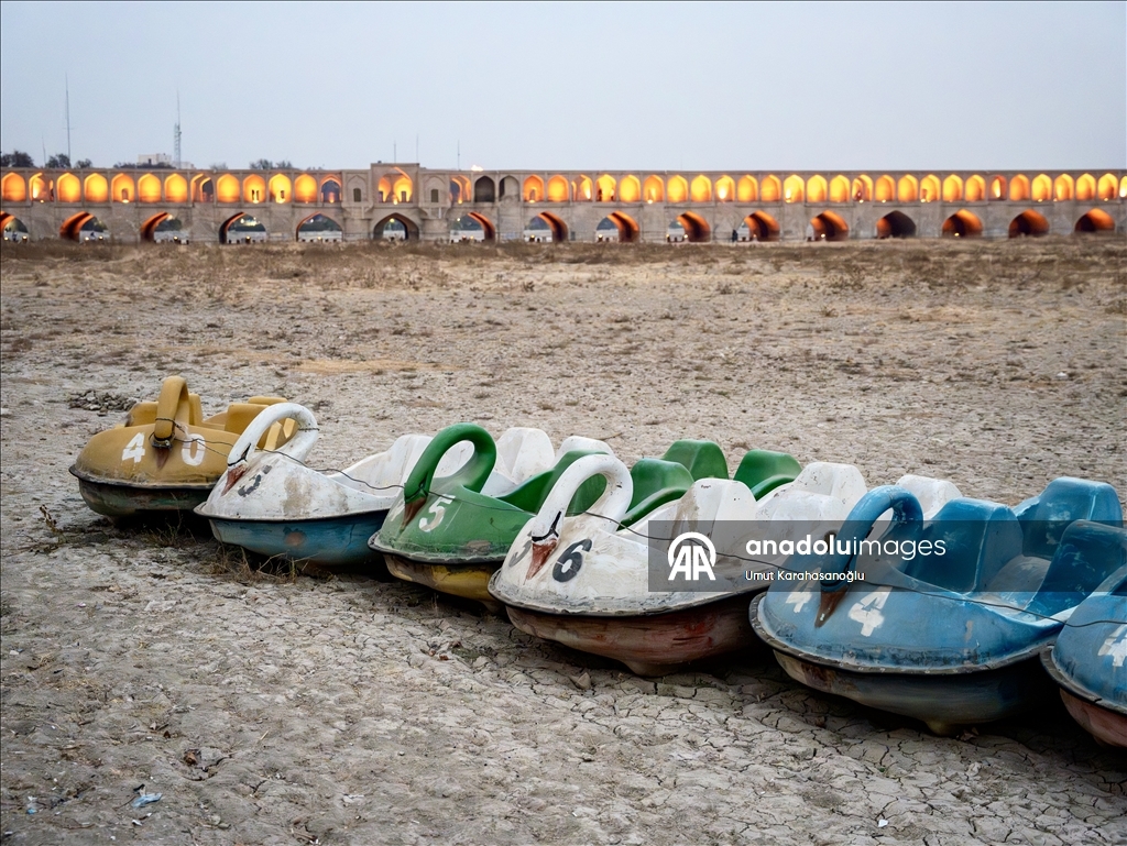 Река Заянде в Иране пересыхает