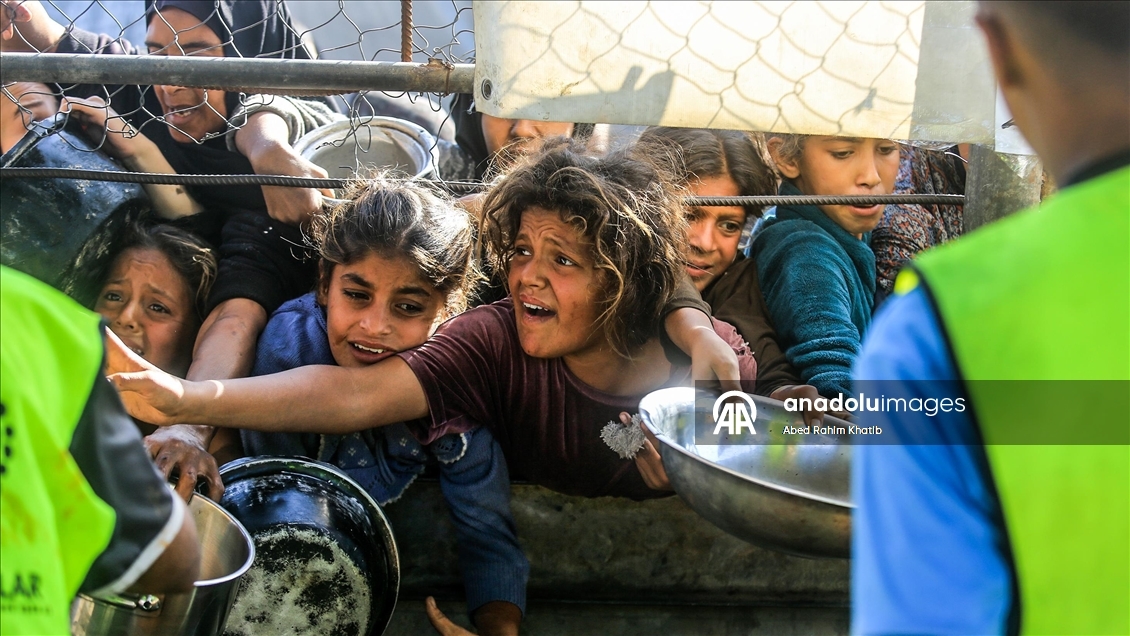 Gazze'de açlıkla mücadele eden Filistinlilere yemek dağıtıldı