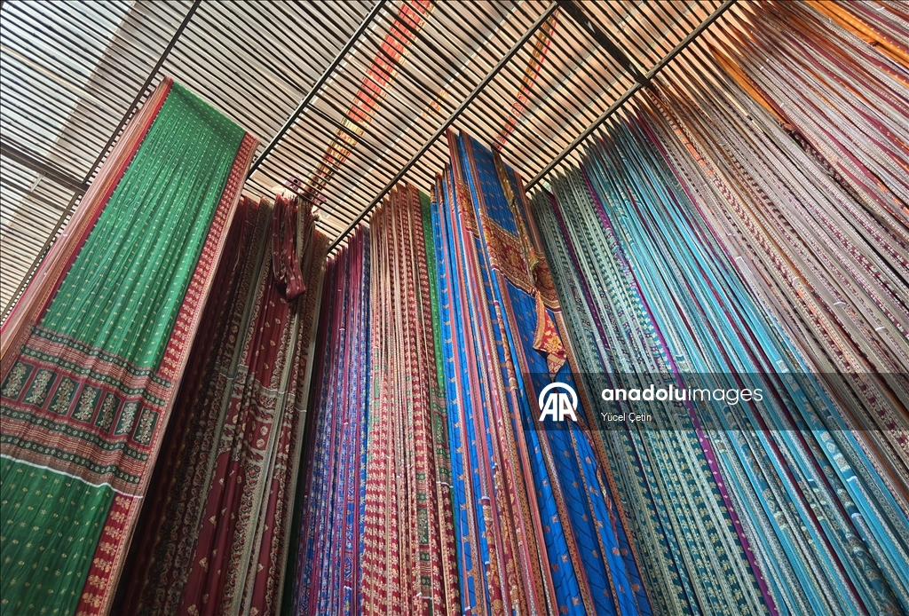 Hindistan'da geleneksel saree kumaşları atölyelerde asırlık yöntemlerle hazırlanıyor