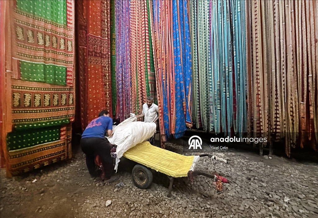Hindistan'da geleneksel saree kumaşları atölyelerde asırlık yöntemlerle hazırlanıyor