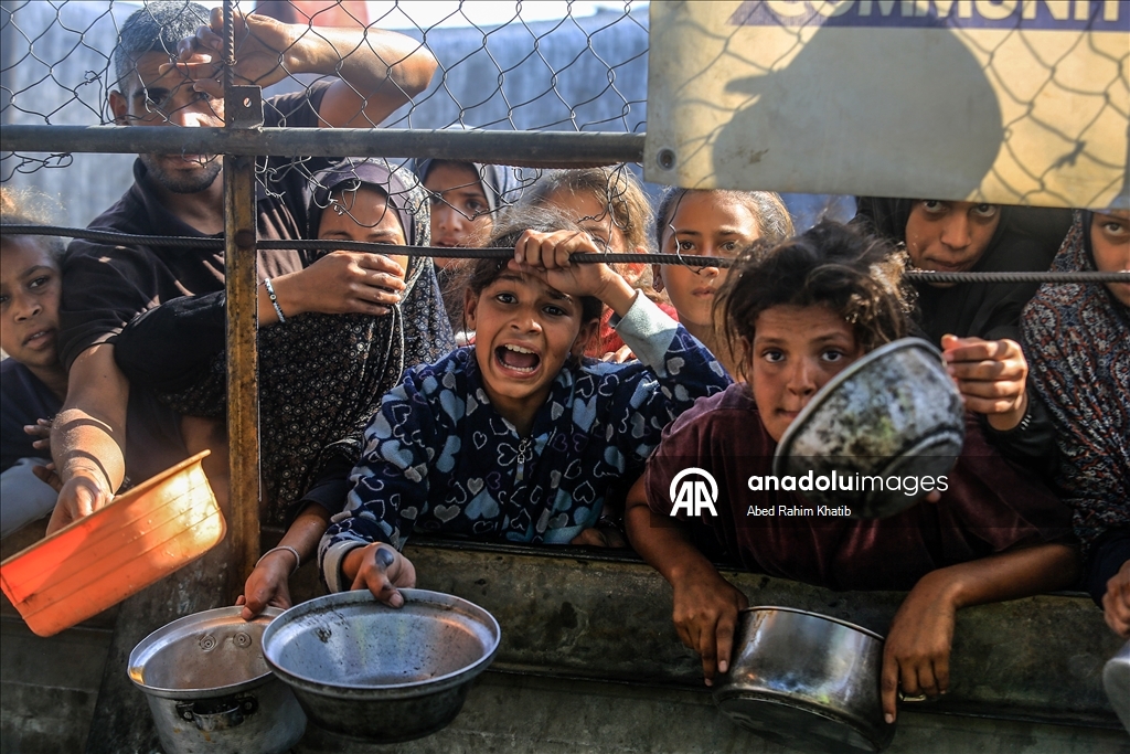 Gazze'de açlıkla mücadele eden Filistinlilere, yemek dağıtıldı