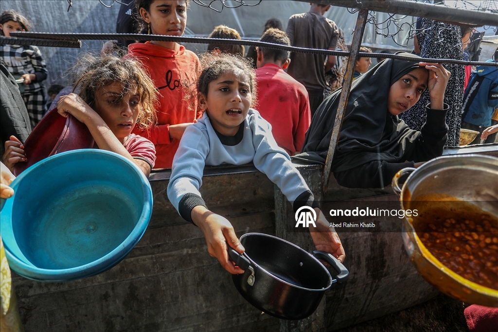 Gazze'de açlıkla mücadele eden Filistinlilere, yemek dağıtıldı