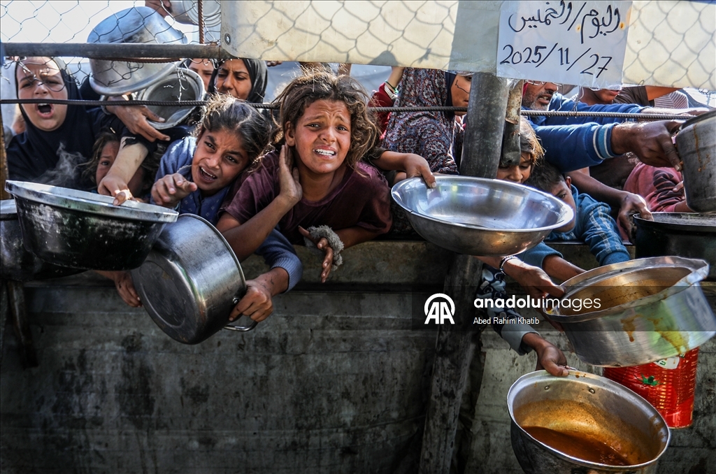 Gazze'de açlıkla mücadele eden Filistinlilere, yemek dağıtıldı