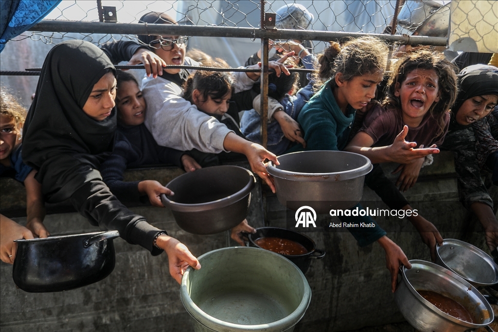 Gazze'de açlıkla mücadele eden Filistinlilere, yemek dağıtıldı