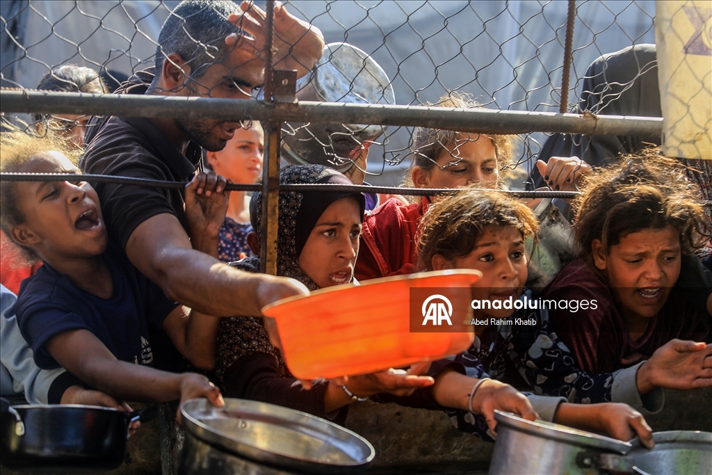 Gazze'de açlıkla mücadele eden Filistinlilere, yemek dağıtıldı
