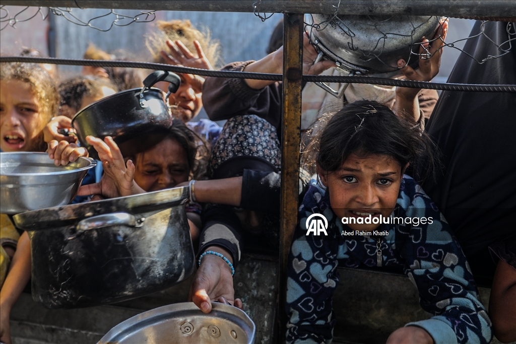 Gazze'de açlıkla mücadele eden Filistinlilere, yemek dağıtıldı