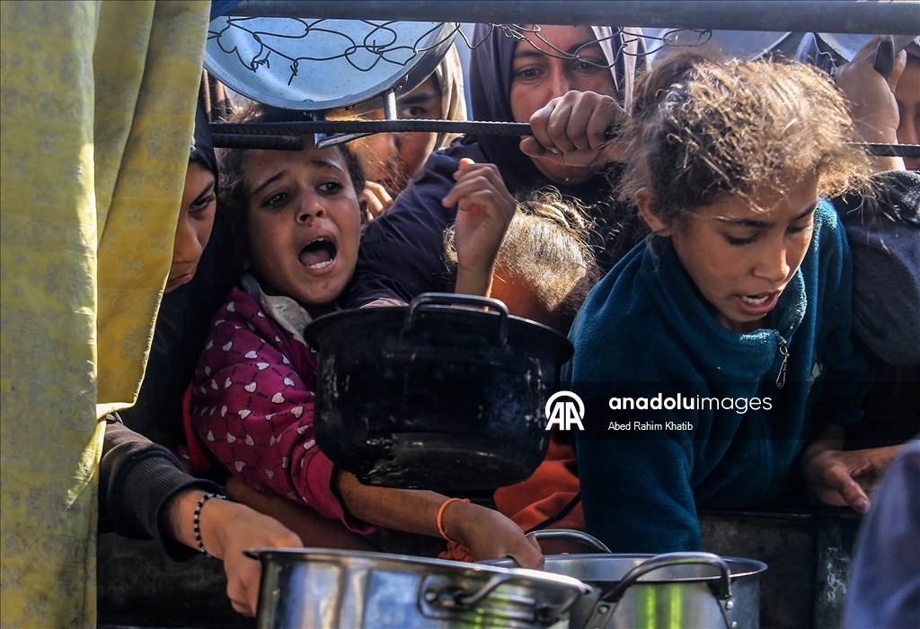 Gazze'de açlıkla mücadele eden Filistinlilere, yemek dağıtıldı