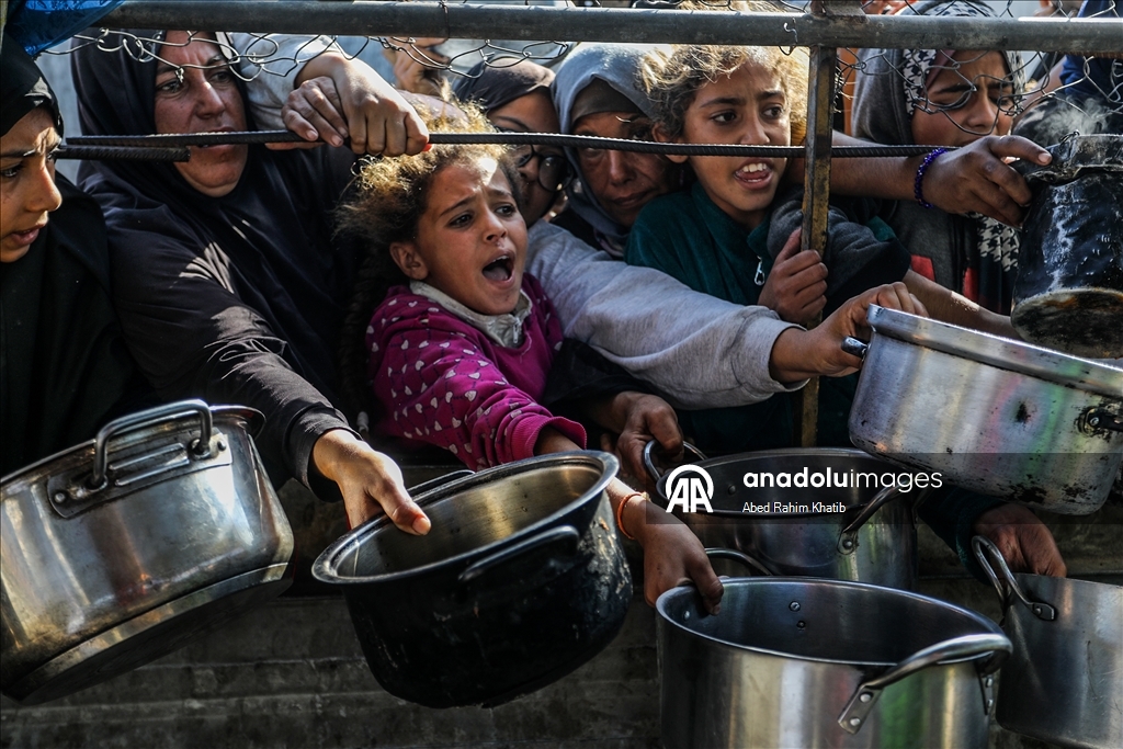 Gazze'de açlıkla mücadele eden Filistinlilere, yemek dağıtıldı