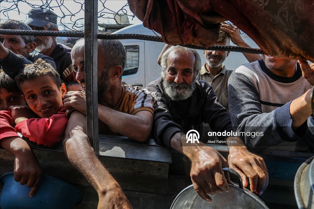 Gazze'de açlıkla mücadele eden Filistinlilere, yemek dağıtıldı