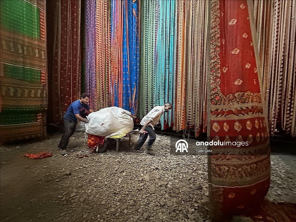 Hindistan'da geleneksel saree kumaşları atölyelerde asırlık yöntemlerle hazırlanıyor