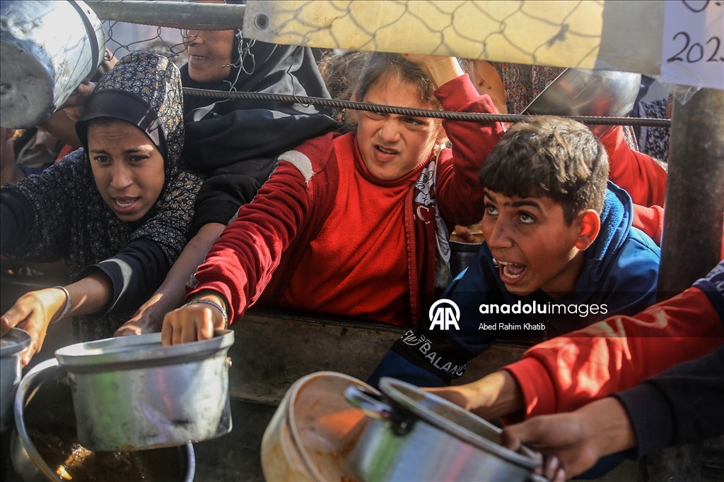 Gazze'de açlıkla mücadele eden Filistinlilere, yemek dağıtıldı