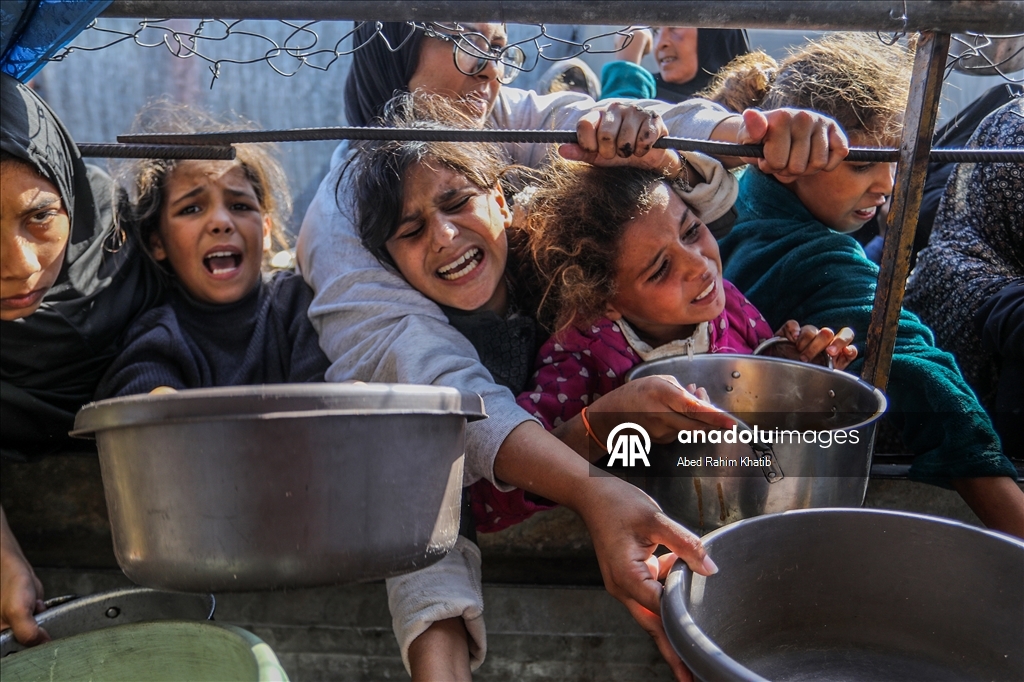 Gazze'de açlıkla mücadele eden Filistinlilere, yemek dağıtıldı