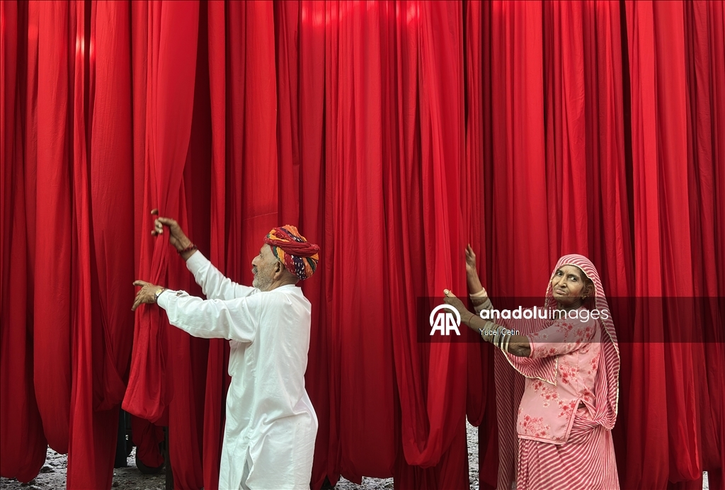 Hindistan'da geleneksel saree kumaşları atölyelerde asırlık yöntemlerle hazırlanıyor