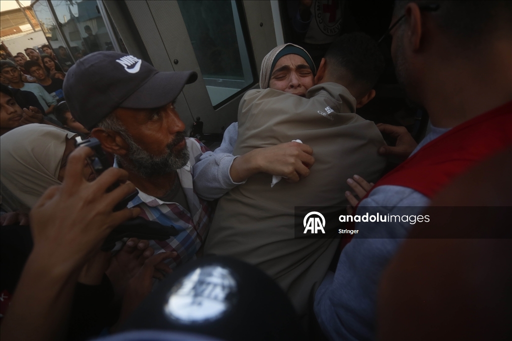 İsrail'in Gazze'den alıkoyduğu Filistinlilerden bir grup daha serbest bırakıldı