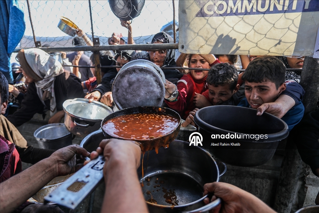 Gazze'de açlıkla mücadele eden Filistinlilere, yemek dağıtıldı