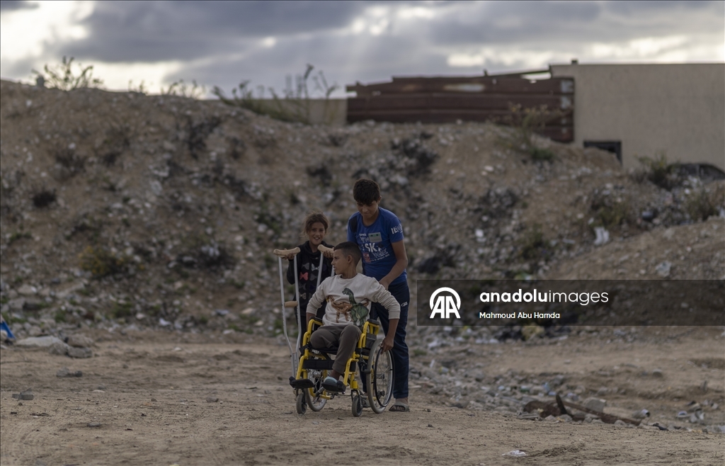Лишившийся ноги маленький палестинец борется с вызовами с помощью семьи
