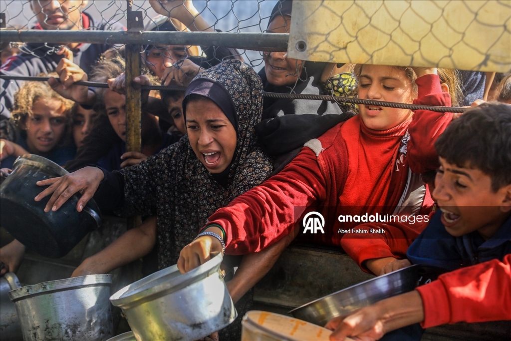 Gazze'de açlıkla mücadele eden Filistinlilere, yemek dağıtıldı