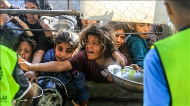 Gazze'de açlıkla mücadele eden Filistinlilere yemek dağıtıldı