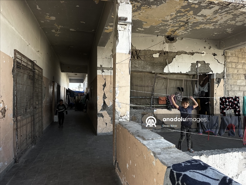 Палестинцы нашли убежище среди руин школы