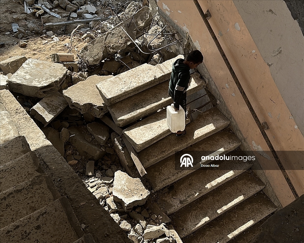 Палестинцы нашли убежище среди руин школы