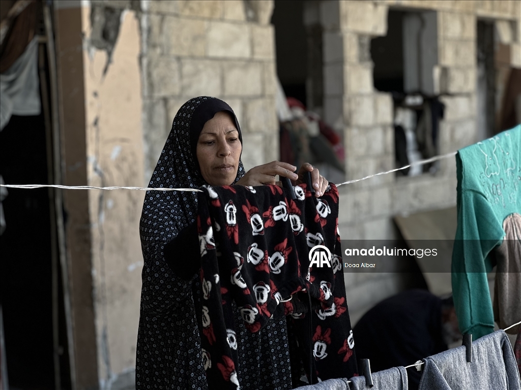 Палестинцы нашли убежище среди руин школы