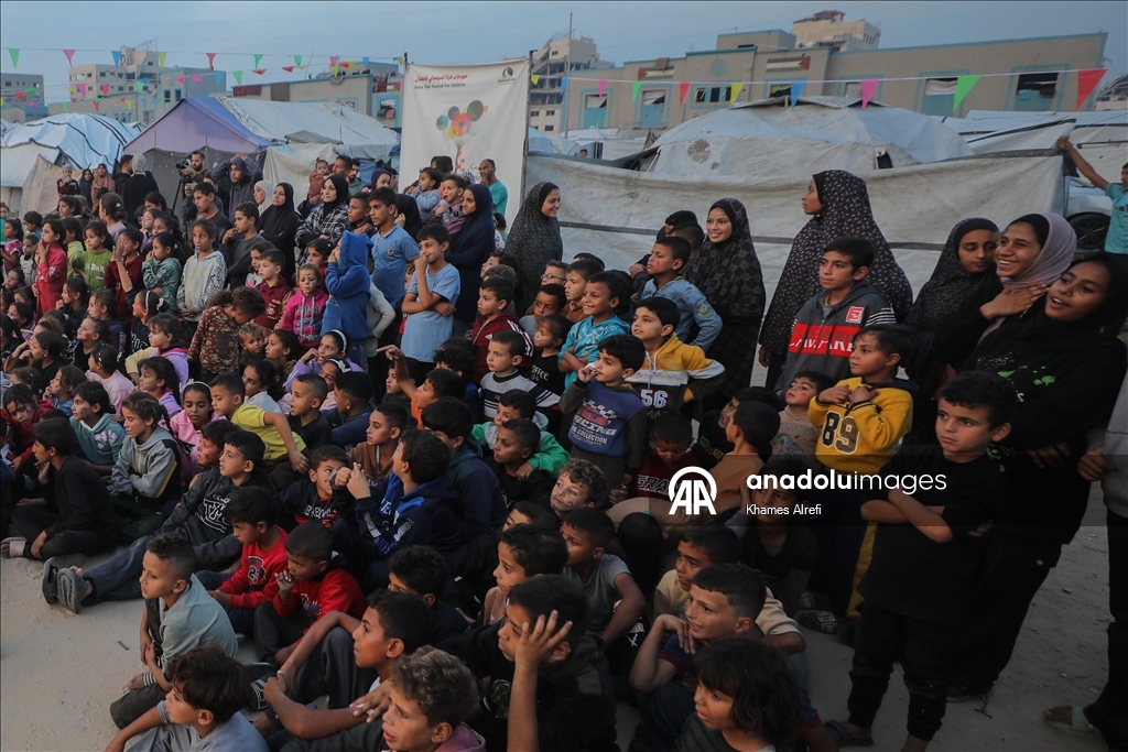 Gönüllü gençler, savaşın masum mağdurları Gazzeli çocukların yüzünü güldürdü