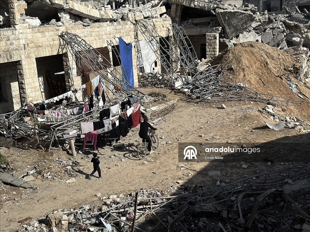 Палестинцы нашли убежище среди руин школы