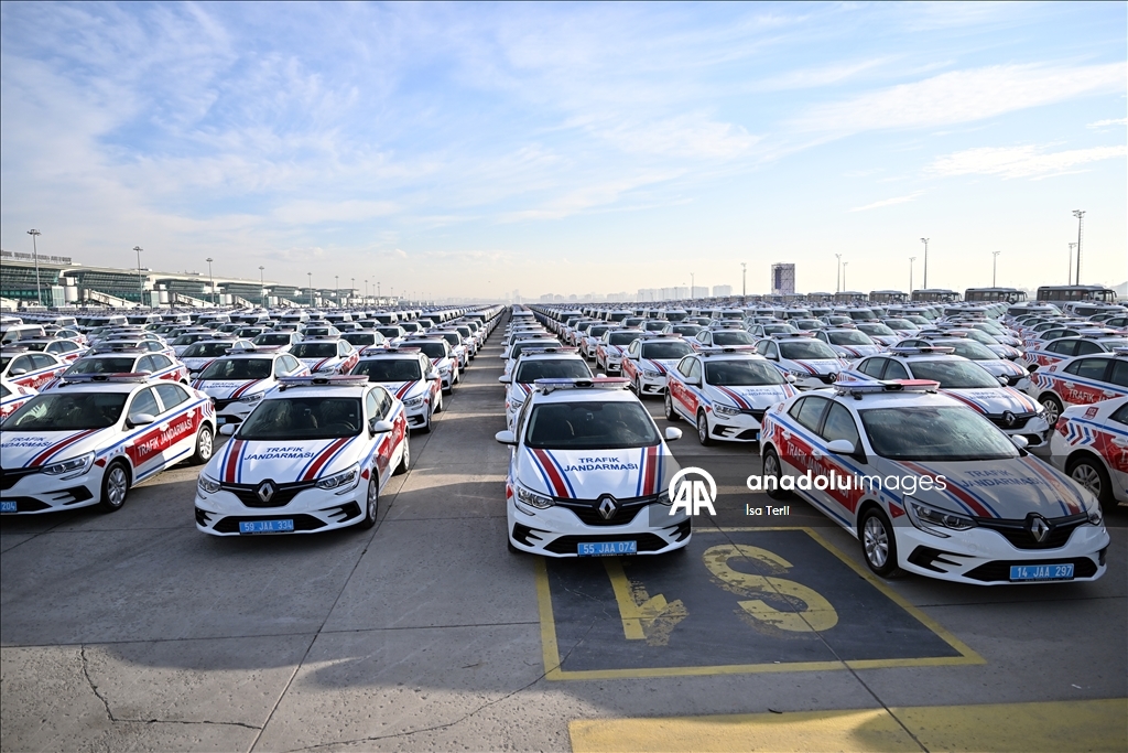 Jandarma ve Emniyet Teşkilatlarının kullanımı için alınan araçlar Atatürk Havalimanı’nda görüntülendi