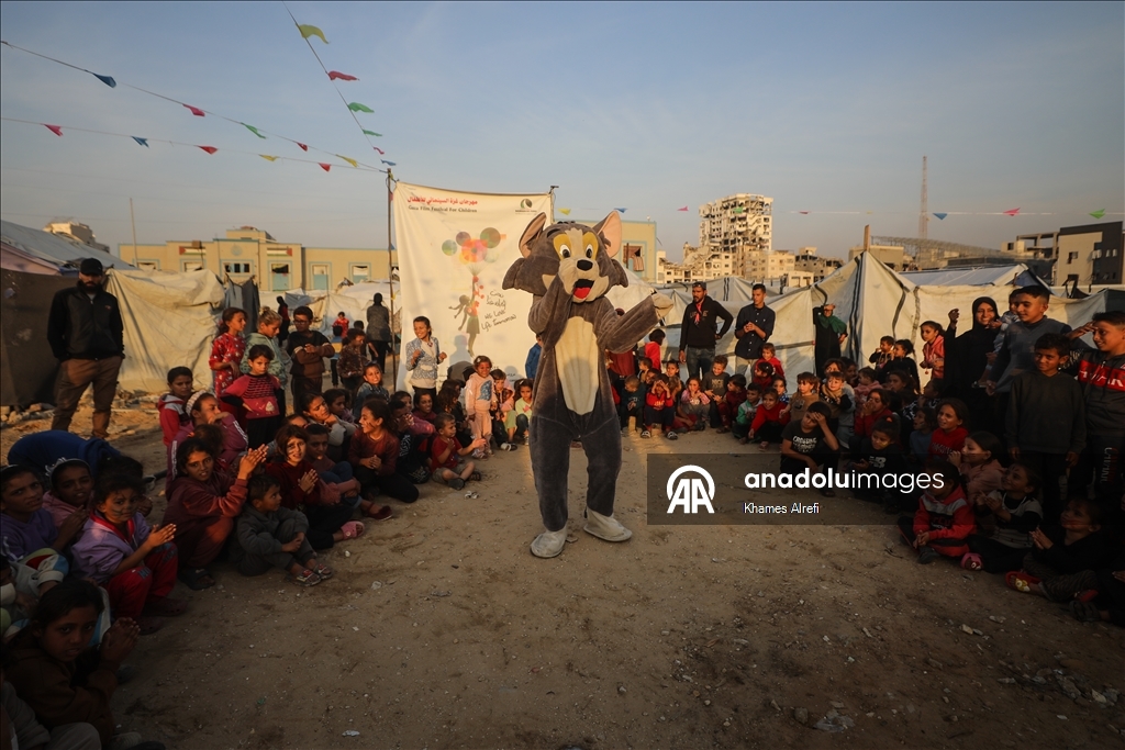 Gönüllü gençler, savaşın masum mağdurları Gazzeli çocukların yüzünü güldürdü