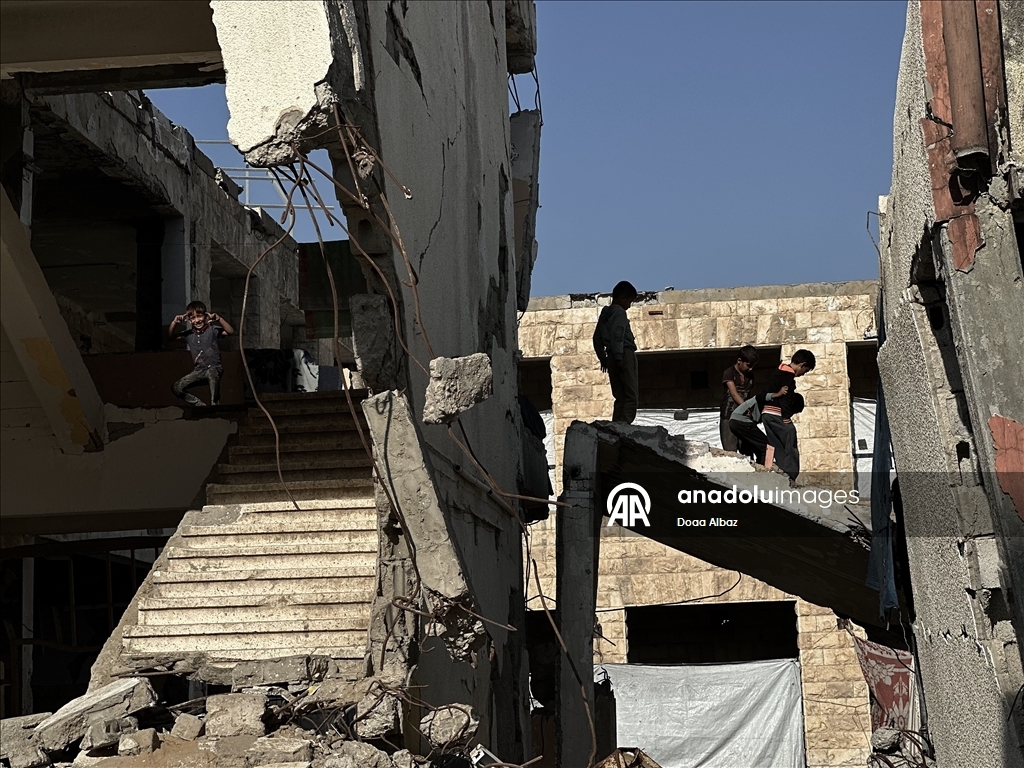 Палестинцы нашли убежище среди руин школы