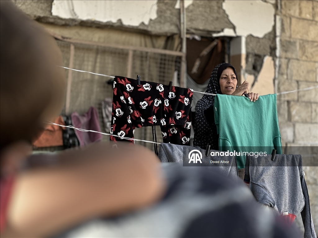 Палестинцы нашли убежище среди руин школы