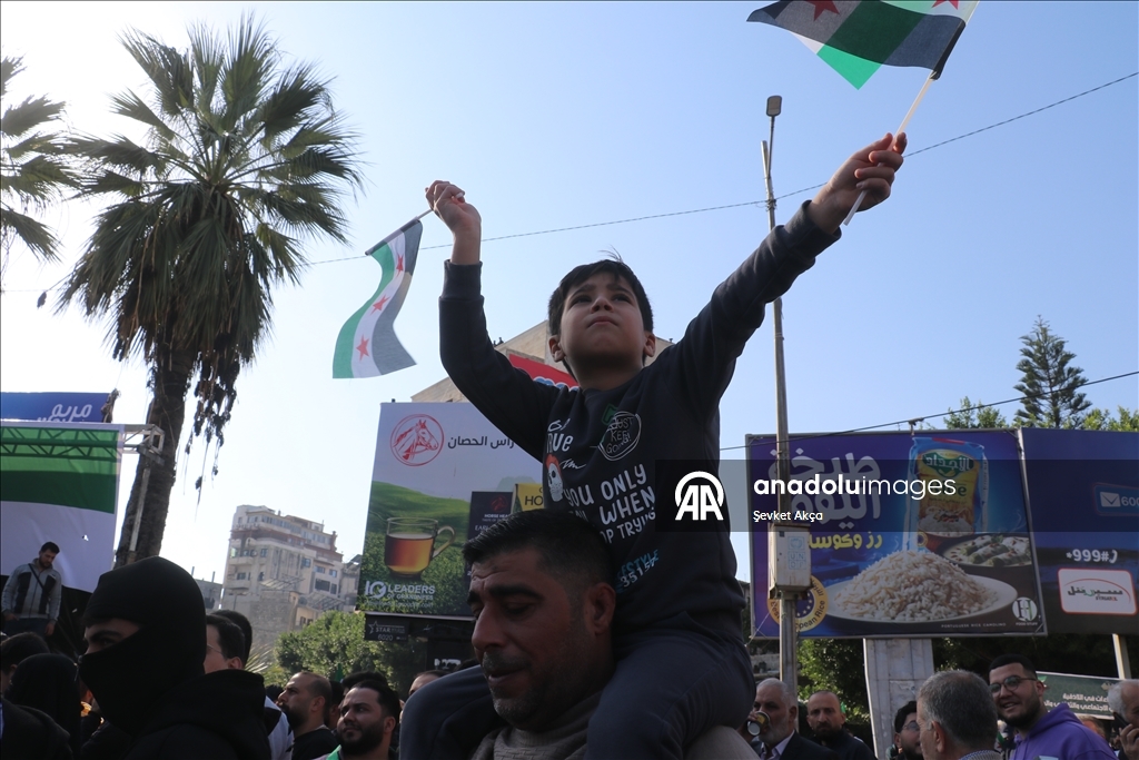 Suriye'de rejiminin devrildiği "Düşmanı Caydırma Operasyonu"nun yıl dönümünde kutlama gösterileri