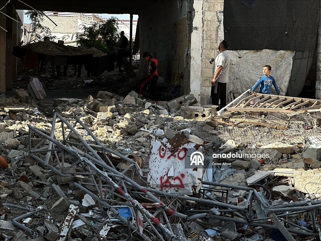 Палестинцы нашли убежище среди руин школы