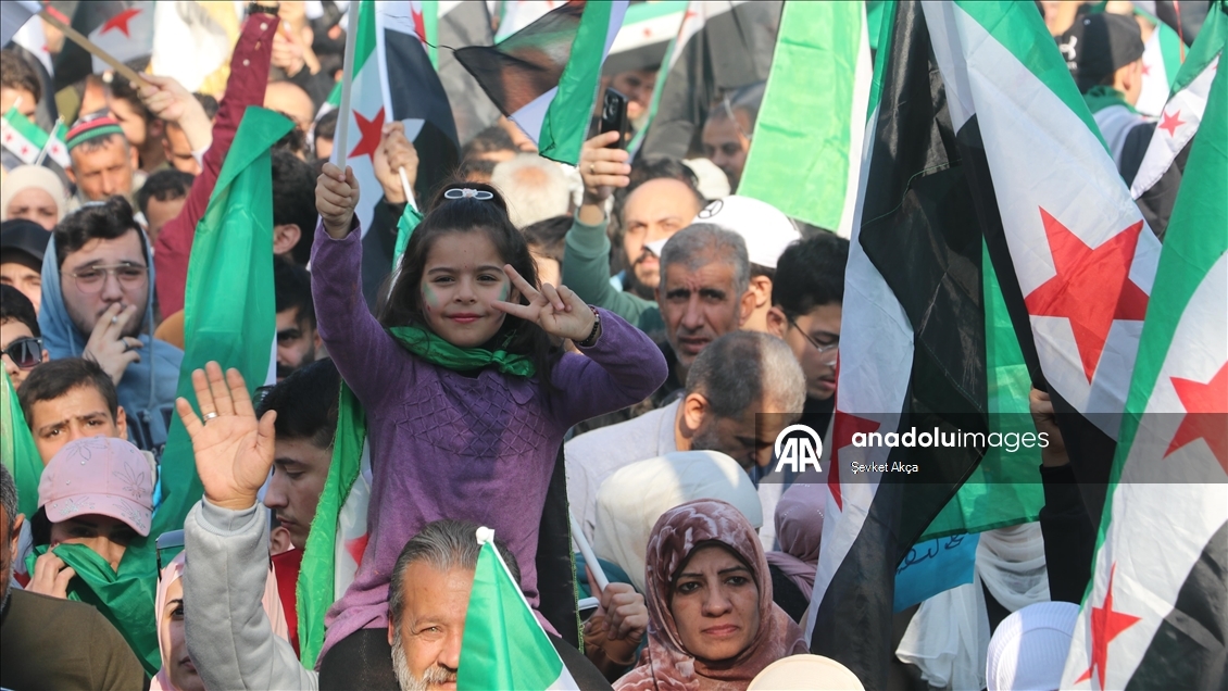 Suriye'de rejiminin devrildiği "Düşmanı Caydırma Operasyonu"nun yıl dönümünde kutlama gösterileri düzenlendi