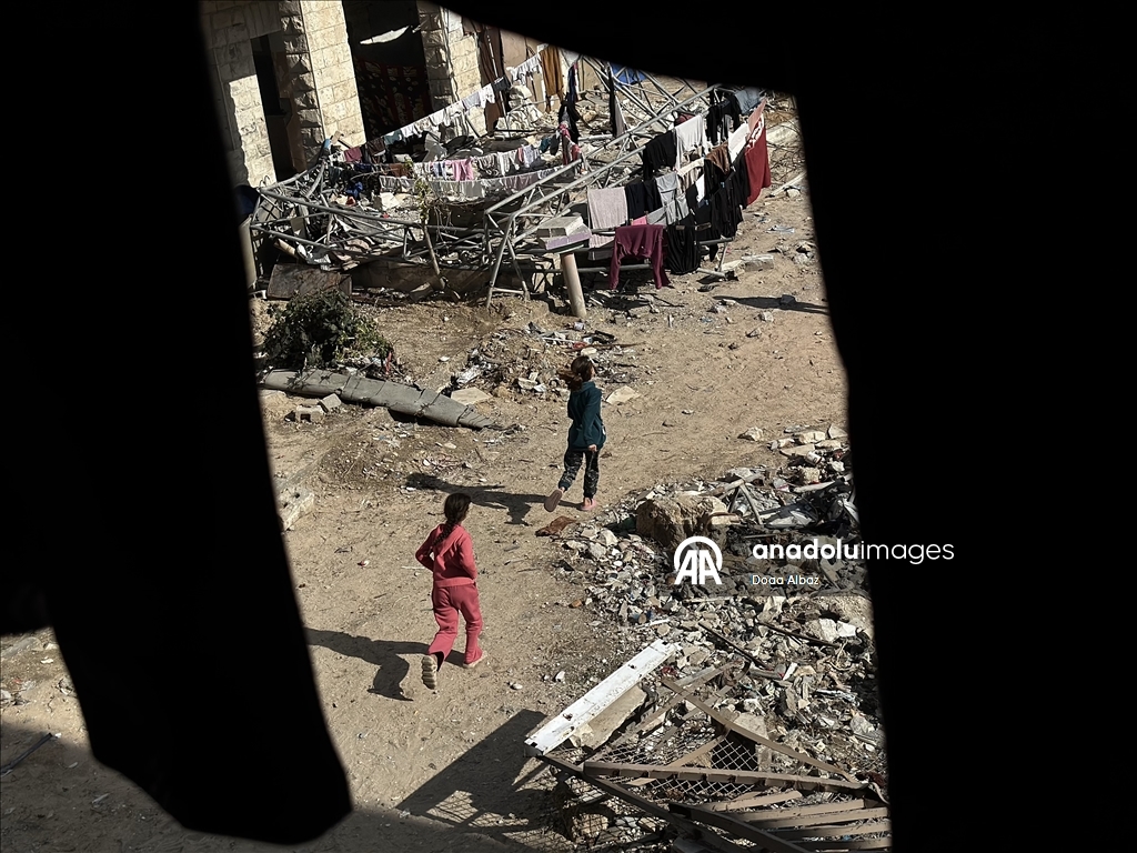 Палестинцы нашли убежище среди руин школы