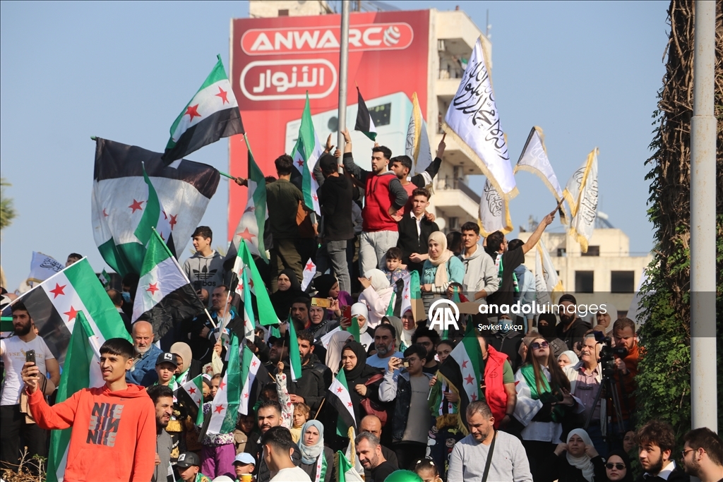 Suriye'de rejiminin devrildiği "Düşmanı Caydırma Operasyonu"nun yıl dönümünde kutlama gösterileri