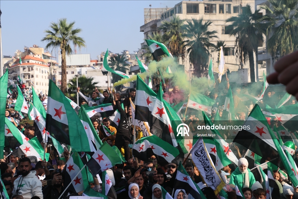 Suriye'de rejiminin devrildiği "Düşmanı Caydırma Operasyonu"nun yıl dönümünde kutlama gösterileri