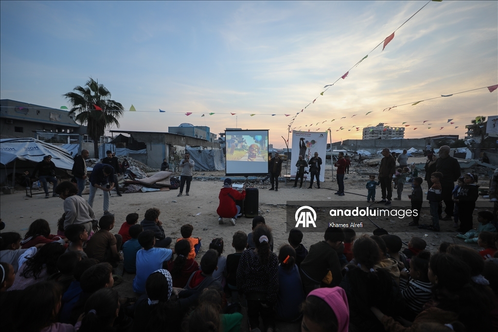 Gönüllü gençler, savaşın masum mağdurları Gazzeli çocukların yüzünü güldürdü