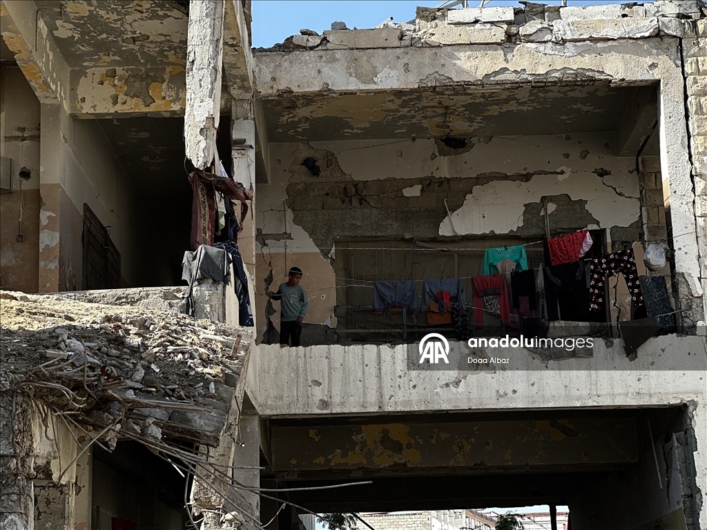 Палестинцы нашли убежище среди руин школы