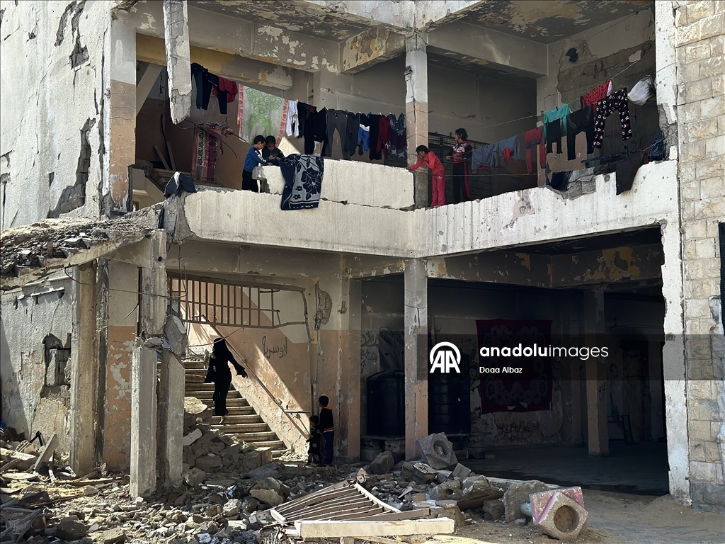 Палестинцы нашли убежище среди руин школы