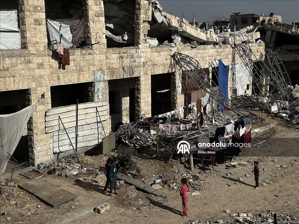 Палестинцы нашли убежище среди руин школы