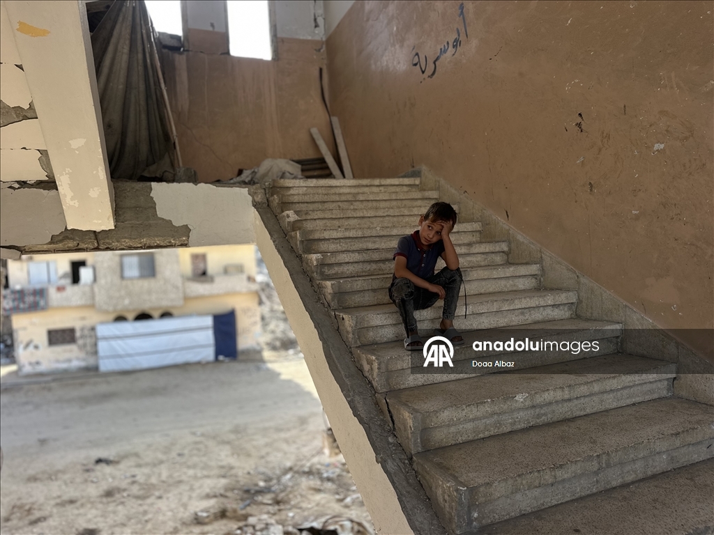 Палестинцы нашли убежище среди руин школы