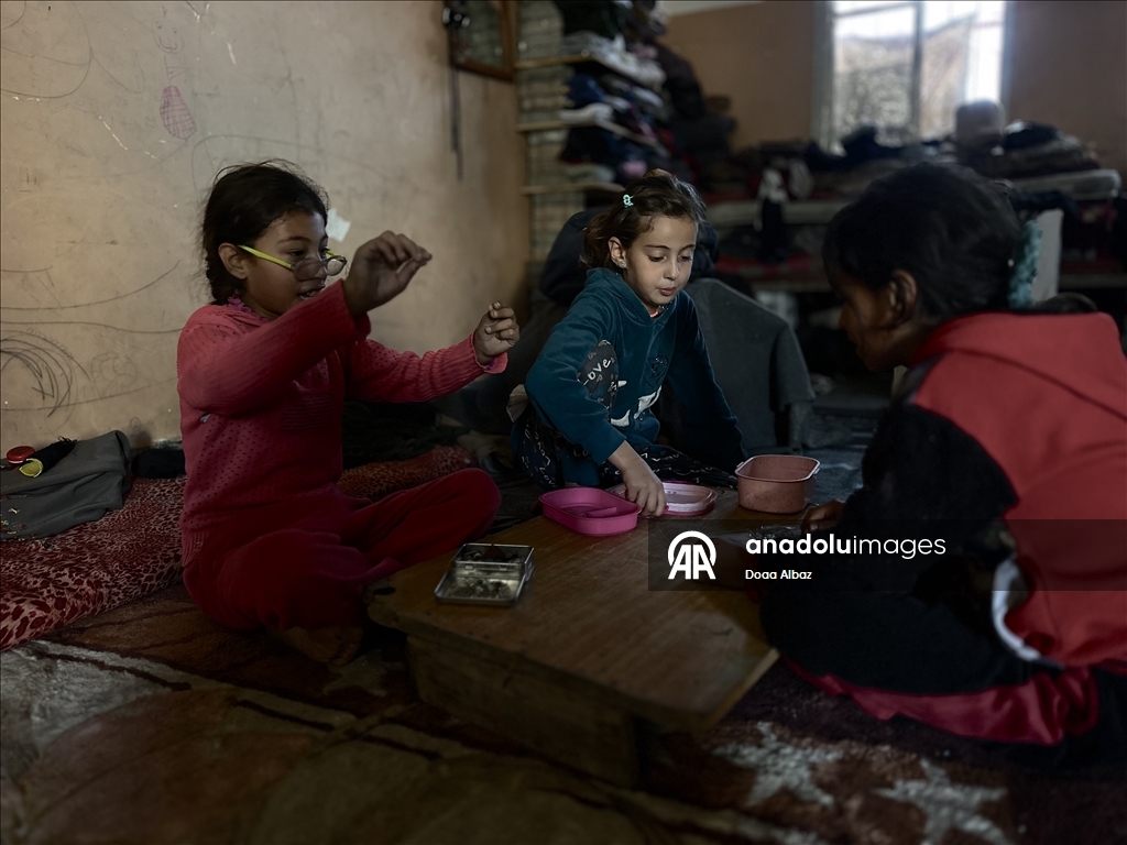 Палестинцы нашли убежище среди руин школы